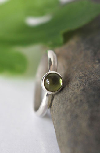 Hoja de higuera, anillo verde de la naturaleza en plata y peridoto