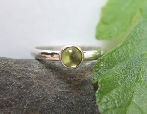 Hoja de higuera, anillo verde de la naturaleza en plata y peridoto