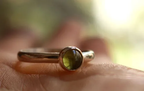 Hoja de higuera, anillo verde de la naturaleza en plata y peridoto