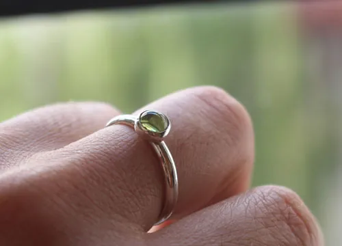 Hoja de higuera, anillo verde de la naturaleza en plata y peridoto