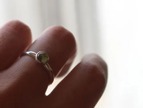 Hoja de higuera, anillo verde de la naturaleza en plata y peridoto