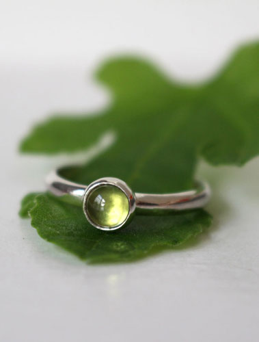 Hoja de higuera, anillo verde de la naturaleza en plata y peridoto