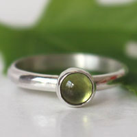 Hoja de higuera, anillo verde de la naturaleza en plata y peridoto