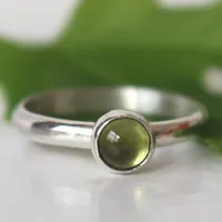 Hoja de higuera, anillo verde de la naturaleza en plata y peridoto