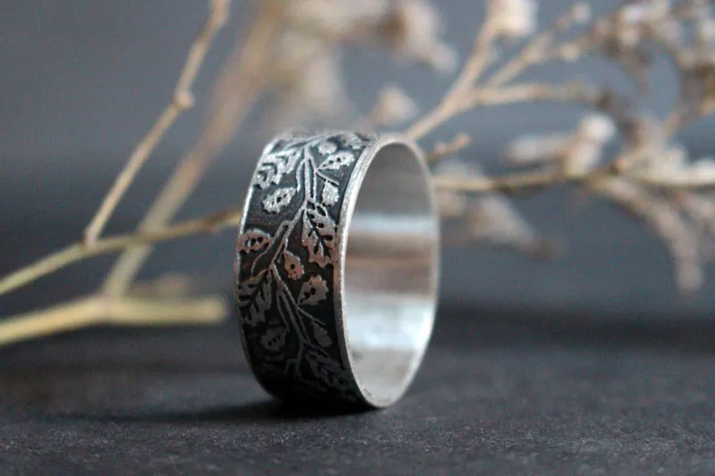 Hoja de roble, anillo ramas de árbol en plata