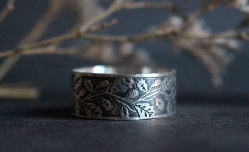 Hoja de roble, anillo ramas de árbol en plata