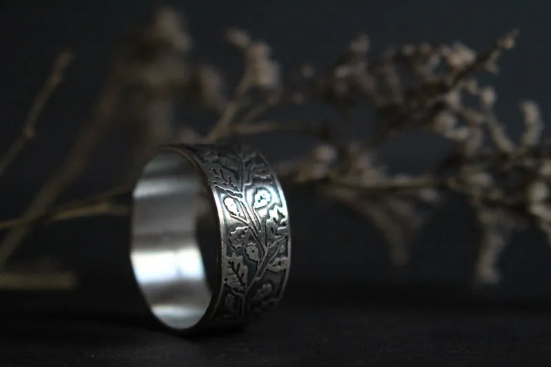 Hoja de roble, anillo ramas de árbol en plata