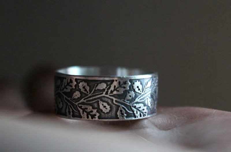Hoja de roble, anillo ramas de árbol en plata