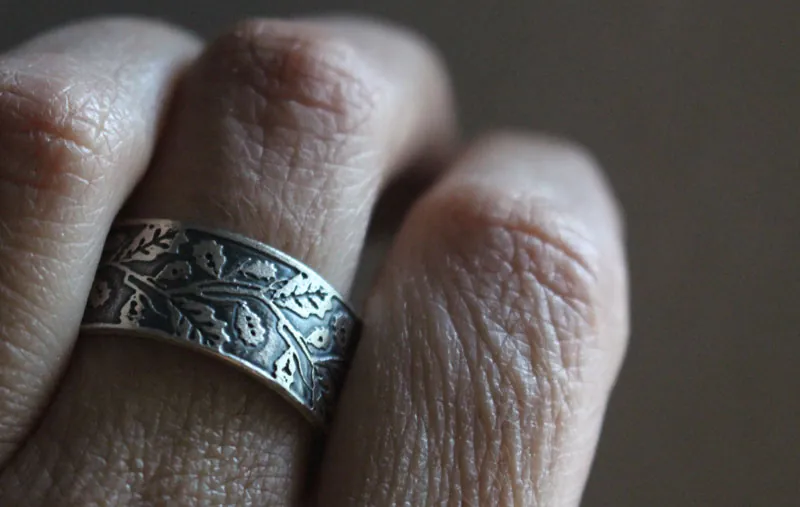 Hoja de roble, anillo ramas de árbol en plata