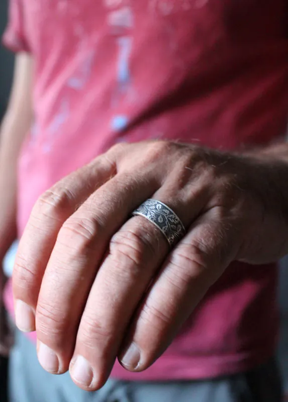 Hoja de roble, anillo ramas de árbol en plata