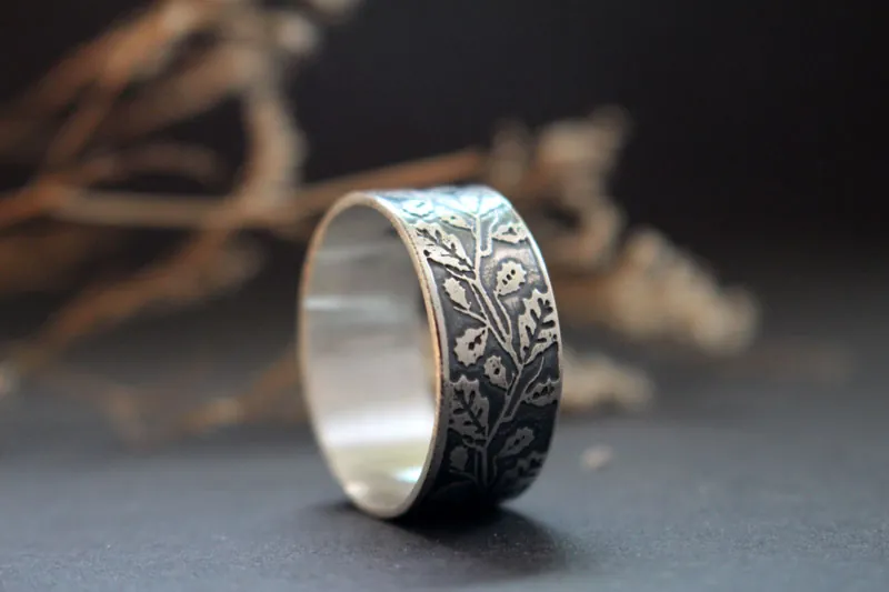 Hoja de roble, anillo ramas de árbol en plata