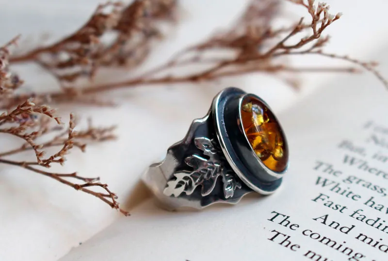 Hoja dorada, anillo botánico en plata y ámbar