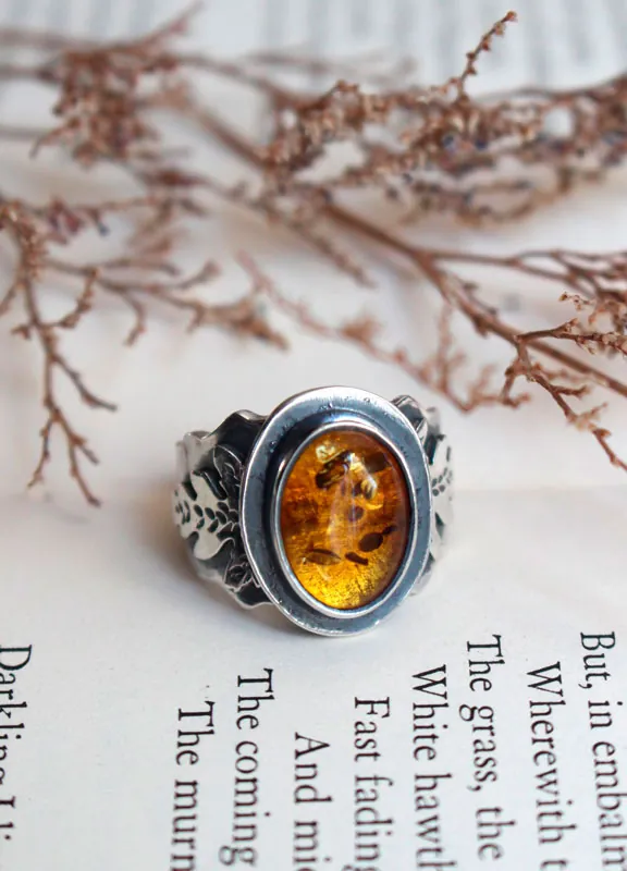 Hoja dorada, anillo botánico en plata y ámbar