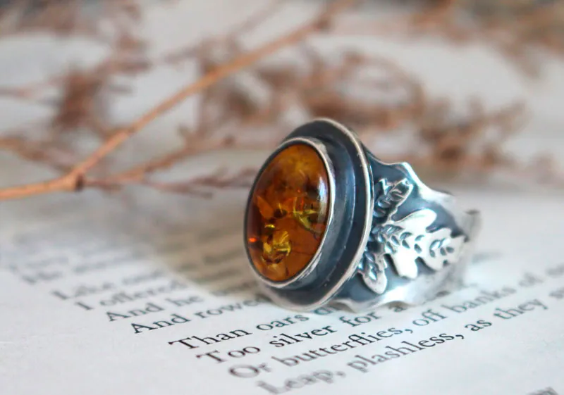 Hoja dorada, anillo botánico en plata y ámbar
