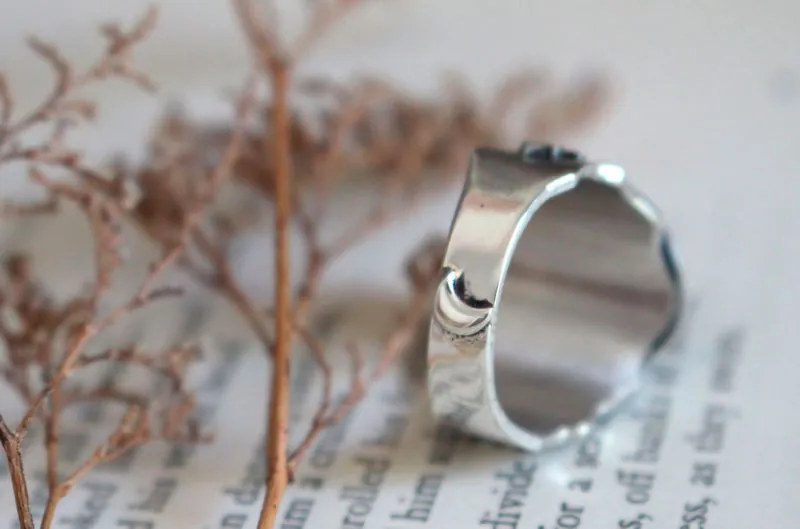Hoja dorada, anillo botánico en plata y ámbar