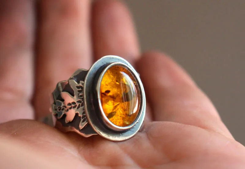 Hoja dorada, anillo botánico en plata y ámbar