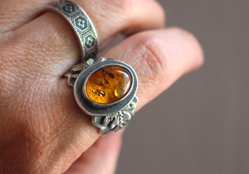 Hoja dorada, anillo botánico en plata y ámbar