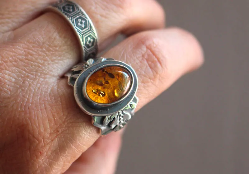 Hoja dorada, anillo botánico en plata y ámbar
