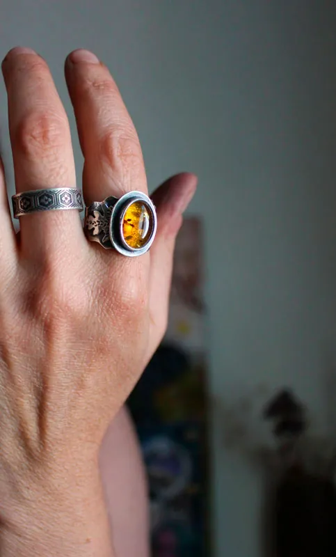 Hoja dorada, anillo botánico en plata y ámbar