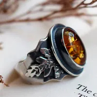 Hoja dorada, anillo botánico en plata y ámbar
