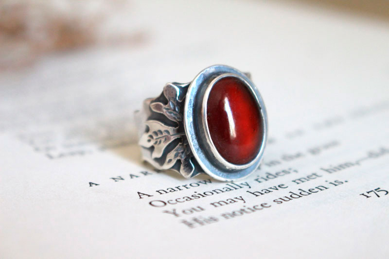 Hoja roja, anillo de roble en plata y granate