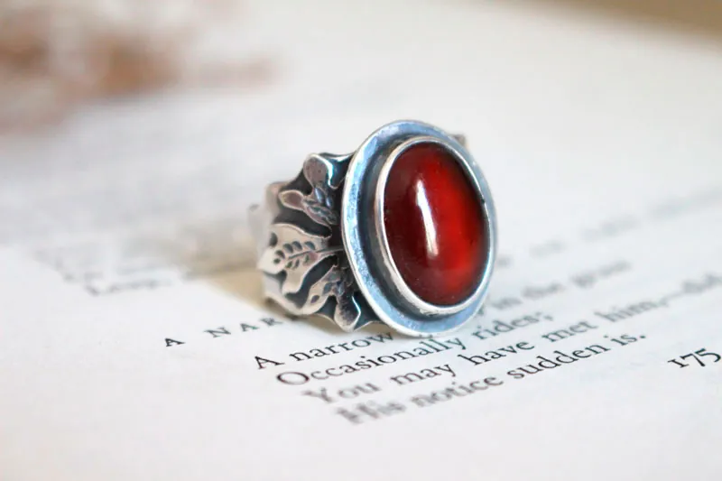 Hoja roja, anillo de roble en plata y granate
