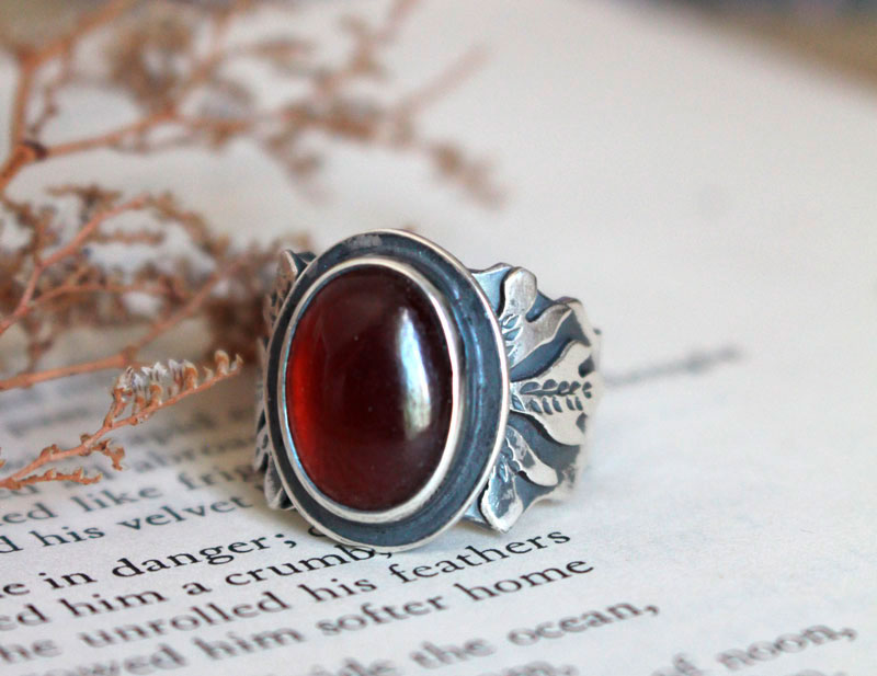 Hoja roja, anillo de roble en plata y granate
