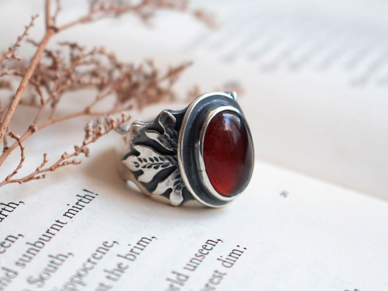 Hoja roja, anillo de roble en plata y granate