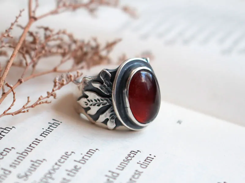 Hoja roja, anillo de roble en plata y granate