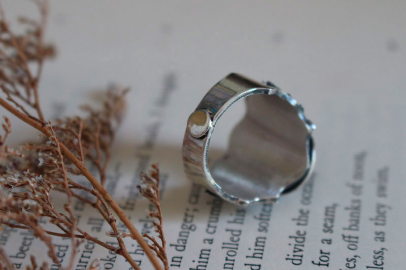 Hoja roja, anillo de roble en plata y granate