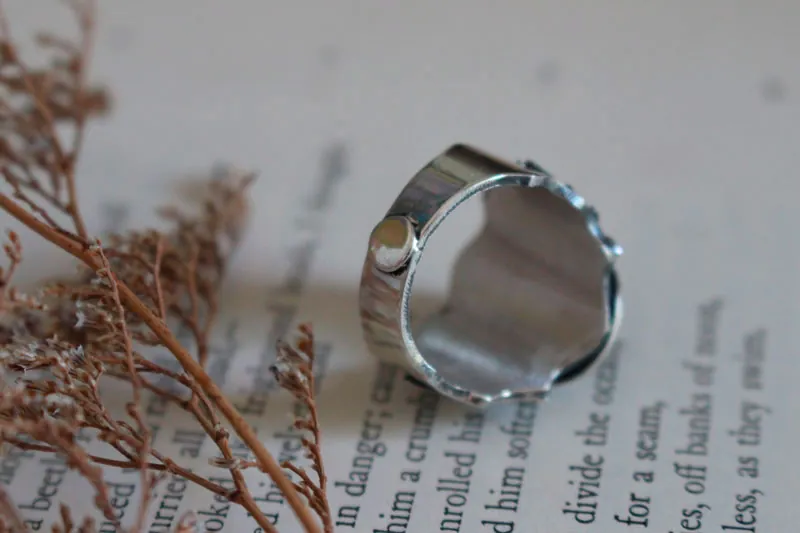 Hoja roja, anillo de roble en plata y granate