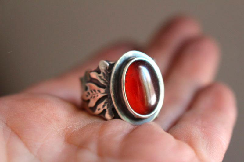 Hoja roja, anillo de roble en plata y granate