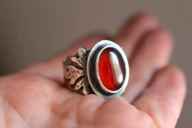 Hoja roja, anillo de roble en plata y granate