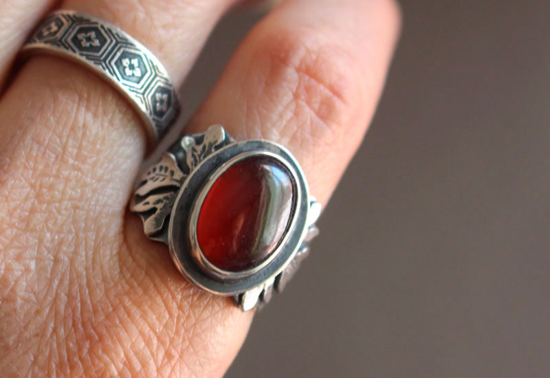 Hoja roja, anillo de roble en plata y granate