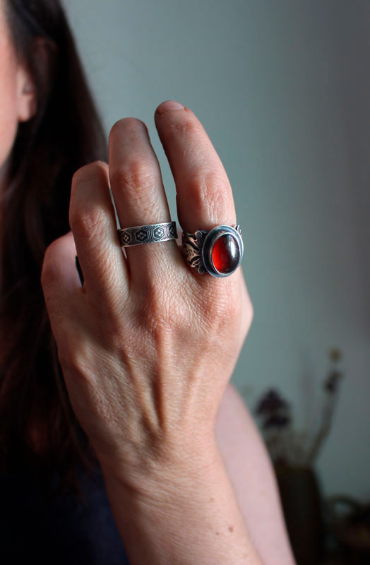 Hoja roja, anillo de roble en plata y granate