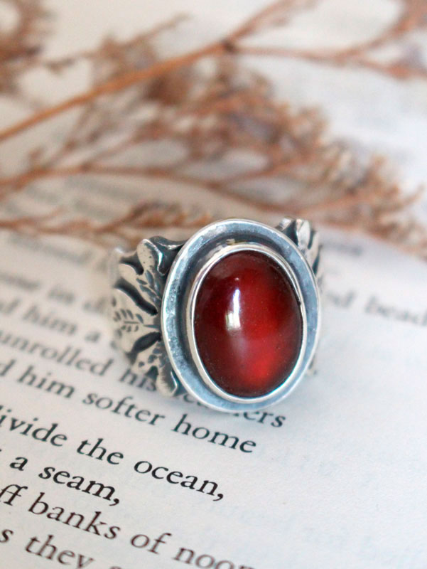 Hoja roja, anillo de roble en plata y granate