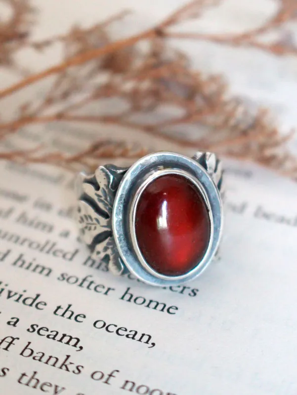 Hoja roja, anillo de roble en plata y granate