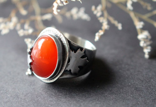 Hoja roja de otoño, anillo hoja de arce en plata y cornalina