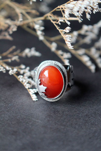 Hoja roja de otoño, anillo hoja de arce en plata y cornalina