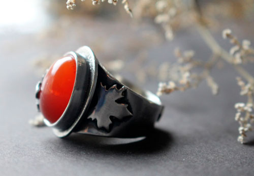Hoja roja de otoño, anillo hoja de arce en plata y cornalina