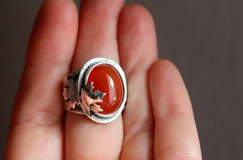 Hoja roja de otoño, anillo hoja de arce en plata y cornalina