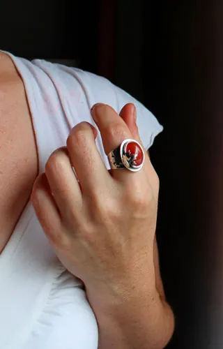 Hoja roja de otoño, anillo hoja de arce en plata y cornalina