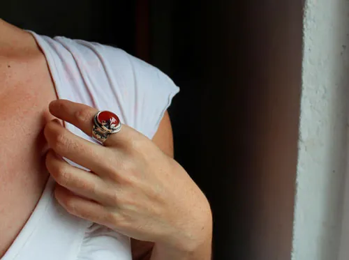 Hoja roja de otoño, anillo hoja de arce en plata y cornalina