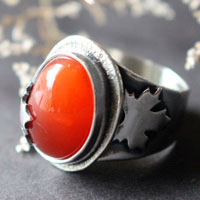 Hoja roja de otoño, anillo hoja de arce en plata y cornalina