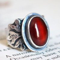 Hoja roja, anillo de roble en plata y granate
