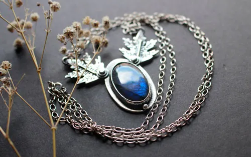 Hojas de escarcha, collar hoja élfica en plata y labradorita