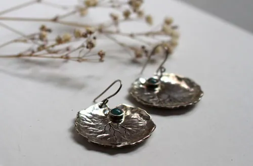 Hojas de loto, aretes de resiliencia y transformación en plata y calcedonia