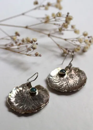 Hojas de loto, aretes de resiliencia y transformación en plata y calcedonia