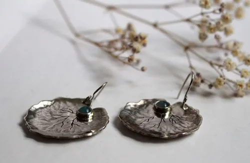 Hojas de loto, aretes de resiliencia y transformación en plata y calcedonia