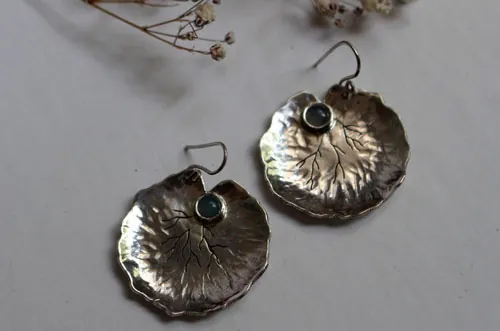 Hojas de loto, aretes de resiliencia y transformación en plata y calcedonia
